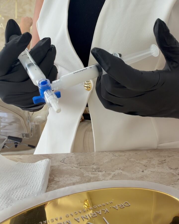 Dra. Karina preparando o bioestimulador de colágeno