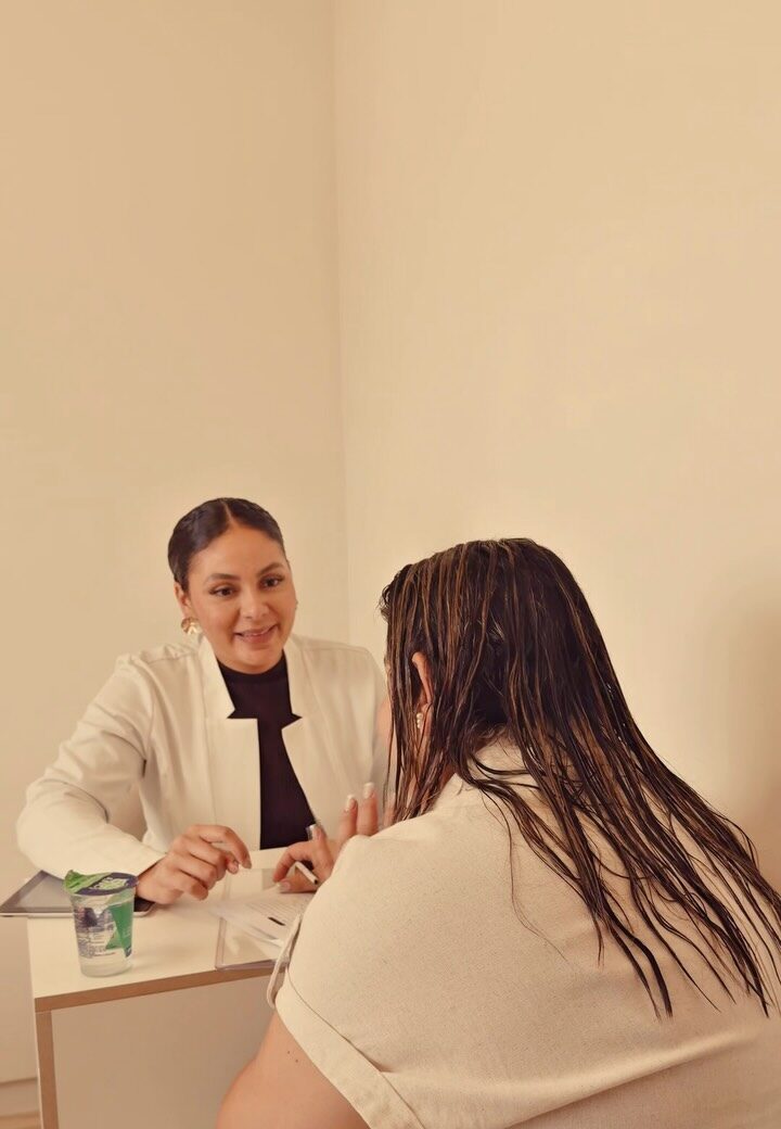 Dra. Karina Moreira em consulta de avaliação